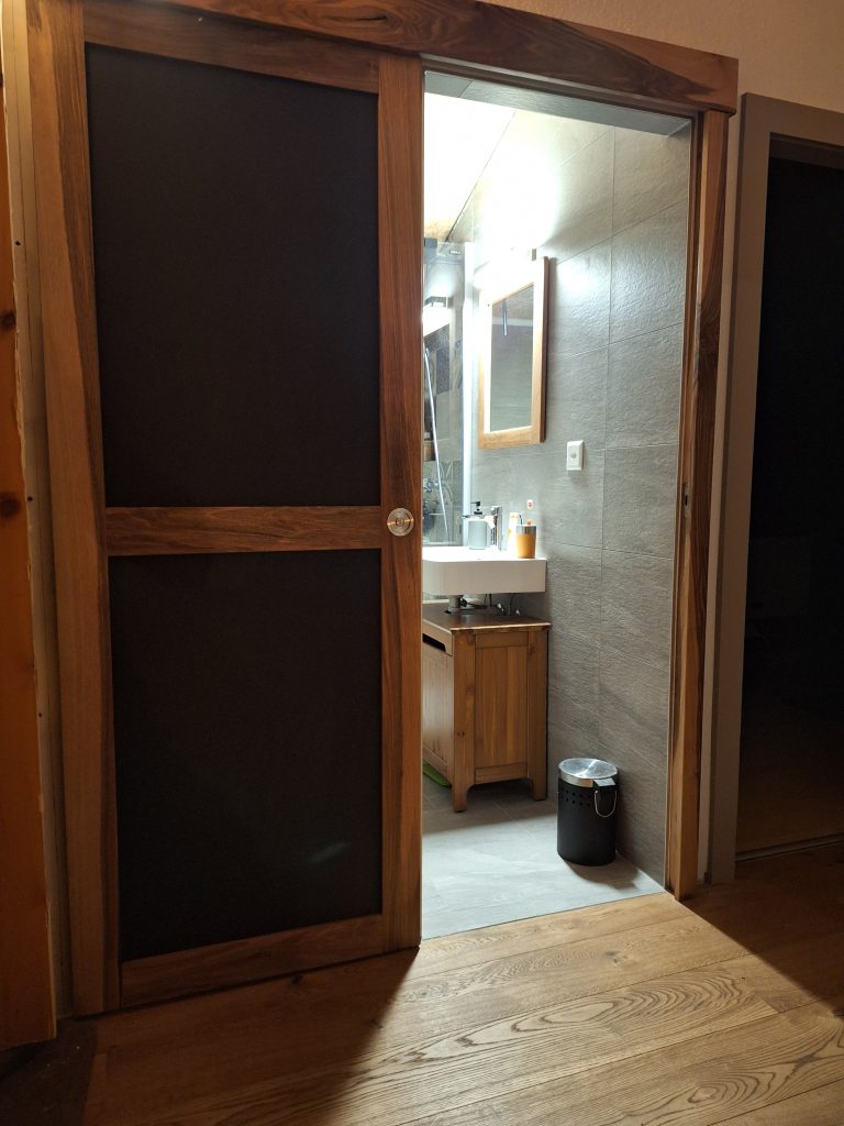 porte coulissante en noyer